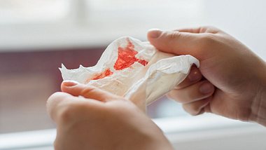 Ein Taschentuch mit Blutflecken - Foto: iStock/Osobystist