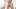 Eine Frau cremt sich nach dem Duschen mit Bodylotion ein - Foto: iStock_Prostock-Studio