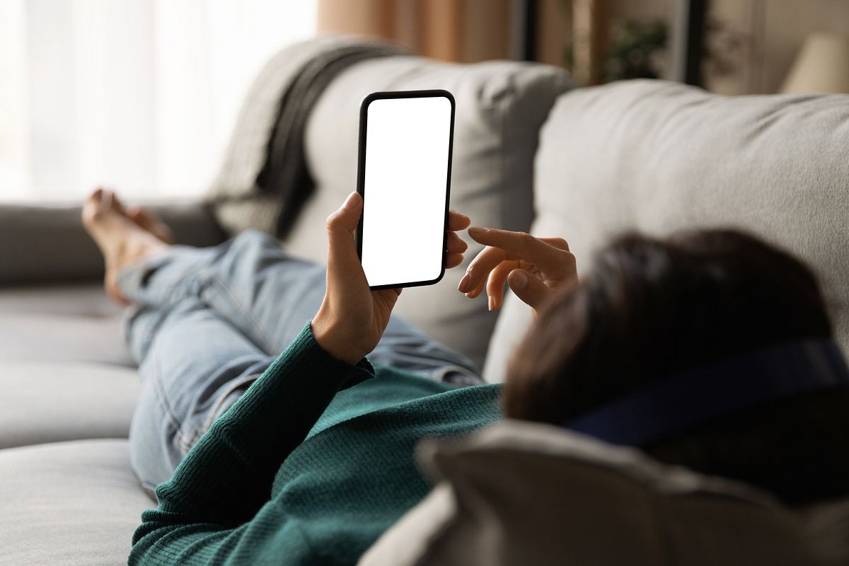 breadcrumbing Eine Frau schaut auf ihr Handy