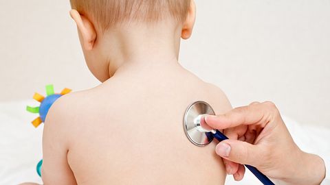 Kinderarzt hört Baby ab - Foto: iStock/naumoid