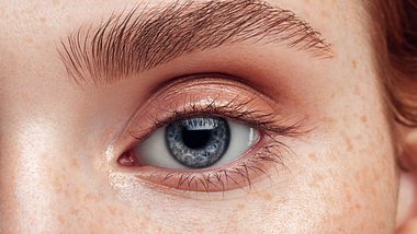 Nahaufnahme einer Frau mit schönen Augenbrauen. - Foto: iStock/CoffeeAndMilk