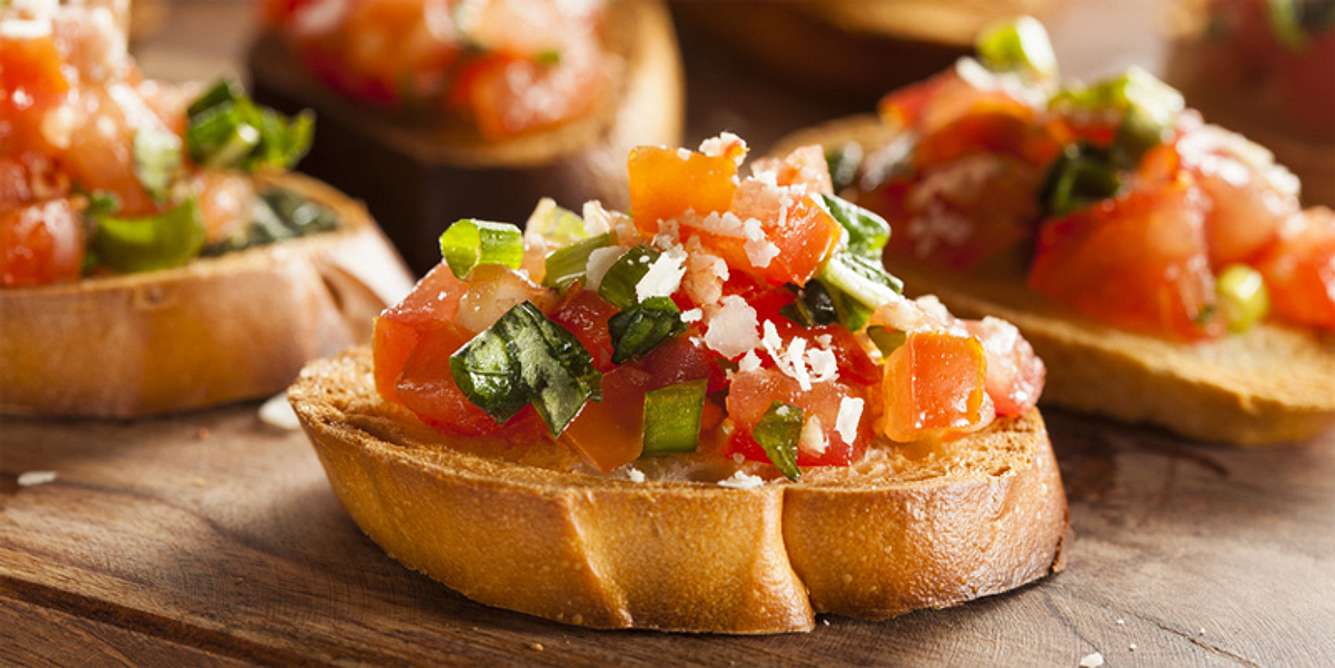 Bruschetta verbindet das Beste von Olivenöl und Tomaten
