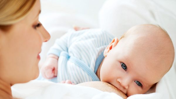 Baby saugt an der Brust seiner Mutter - Foto: iStock/skynesher