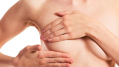 Brust ausstreichen kann einen Milchstau und eine Brustentzündung verhindern - Foto: iStock
