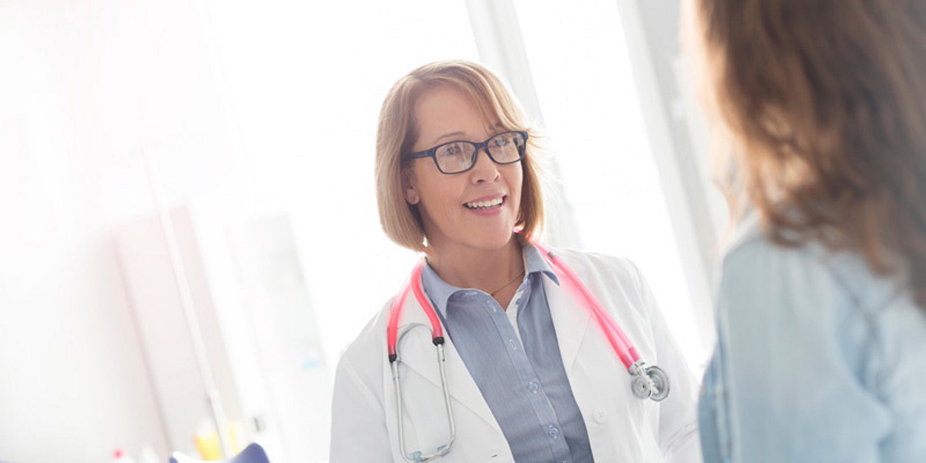 Frauenärztin und Patientin