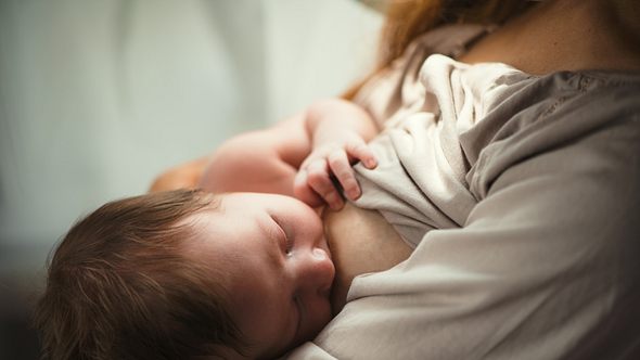 Eine Frau stillt ihr Baby - Foto: iStock/ArtMarie