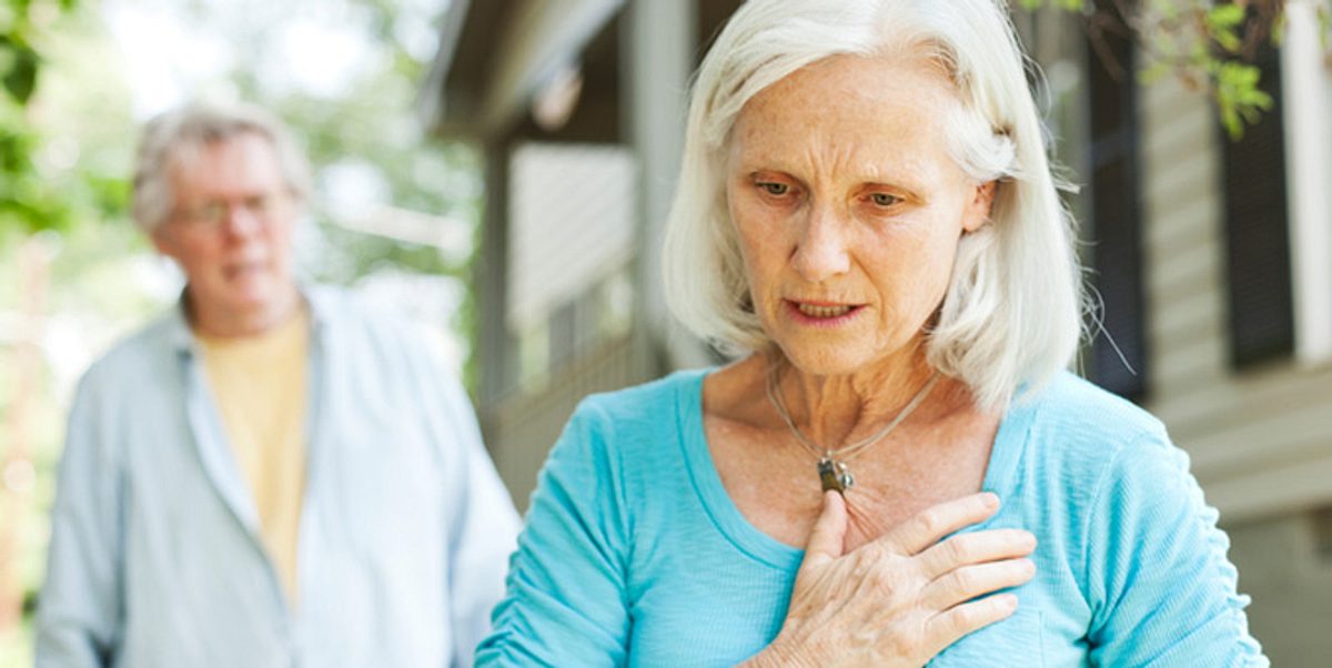 Bei Frauen kündigt sich ein Hirnschlag durch starke Brustschmerzen an