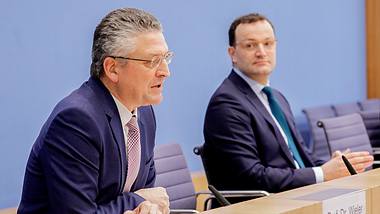 Lothar Wieler und Jens Spahn auf einer Pressekonferenz - Foto: IMAGO_Jens Schicke