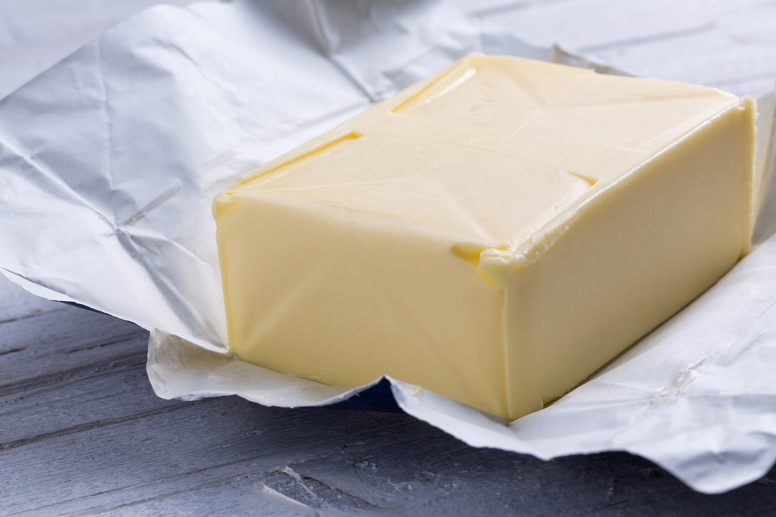 Наполеон молоко масло сливочное. Масло в открытой упаковке сливочное. Масло сливочное в упаковке открытое. Пачка масла открытая. Раскрытая пачка сливочного масла.