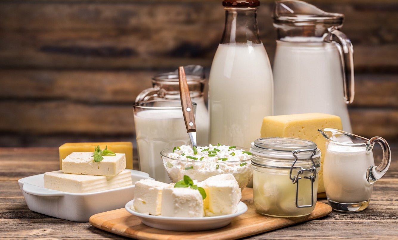 Milch und Käse stehen auf einem Tisch