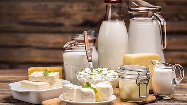 Milch und Käse stehen auf einem Tisch - Foto: iStock/grafvision