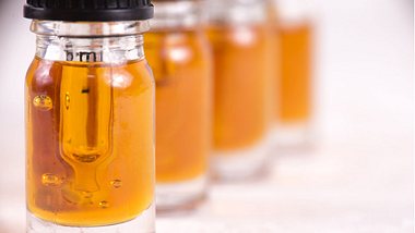 Medizinische Cannabis-Tropfen - Foto: iStock/rgbspace
