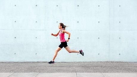 Eine joggende Frau - Foto: istock_Nikada