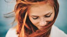 Junge Frau mit roten Haaren und heller Haut - Foto: iStock/mihailomilovanovic