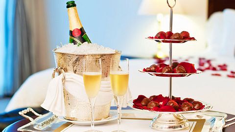 Champagner und Pralinen im Honeymoon-Hotelzimmer - Foto: Fotolia