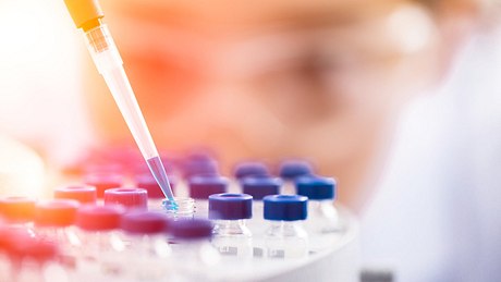 Chemikerin im Labor - Foto: xubingruo/iStock