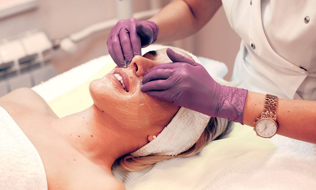 Eine Frau erhält im Kosmetikstudio ein chemisches Peeling