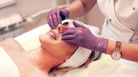 Eine Frau erhält im Kosmetikstudio ein chemisches Peeling - Foto: istock_Goxy89