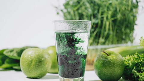 Chlorophill-Getränk - Foto: iStock/vvmich