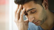 Ein Mann mit Clusterkopfschmerzen.  - Foto: iStock / gawrav