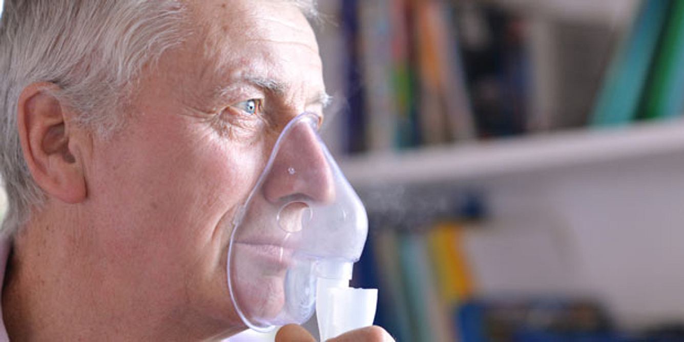 Mann mit Clusterkopfschmerzen und Sauerstoff