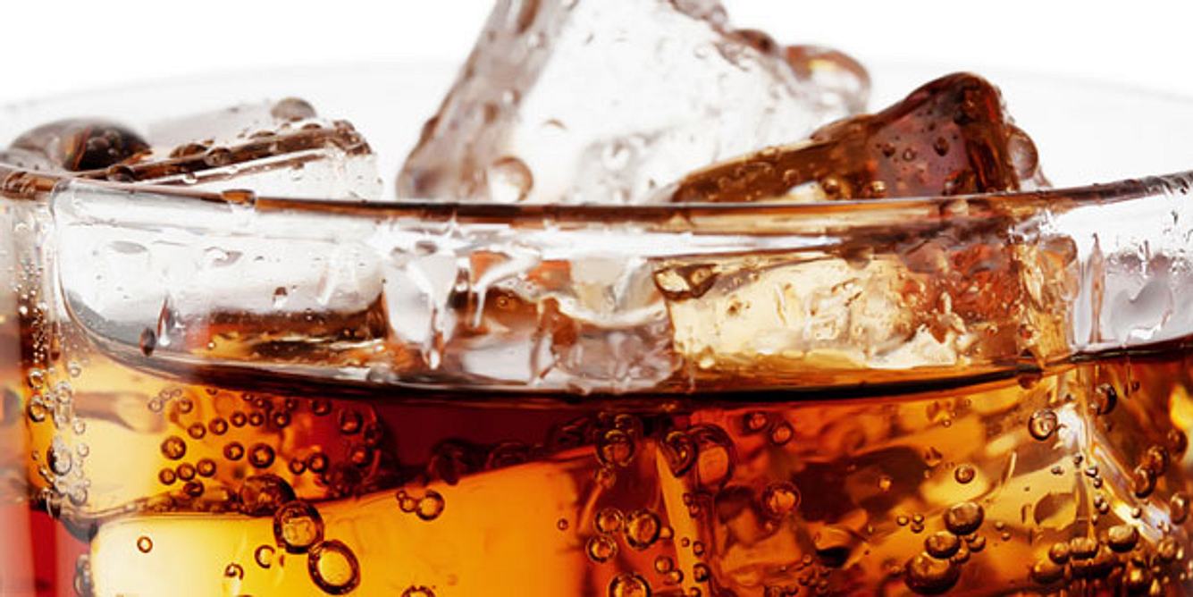 Cola ist ein phosphathaltiges Getränk und kann Knochenbrüche begünstigen, weil es dem Körper Kalzium entzieht und so Osteoporose fördert