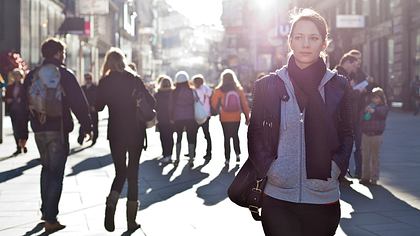 Eine Frau mit besorgtem Blick geht spazieren. - Foto: iStock/Creativemarc