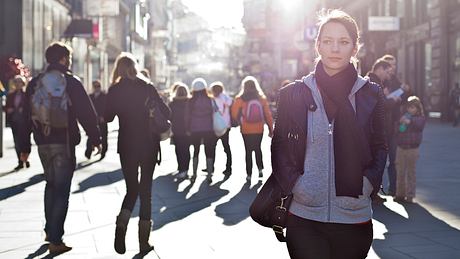 Eine Frau mit besorgtem Blick geht spazieren. - Foto: iStock/Creativemarc