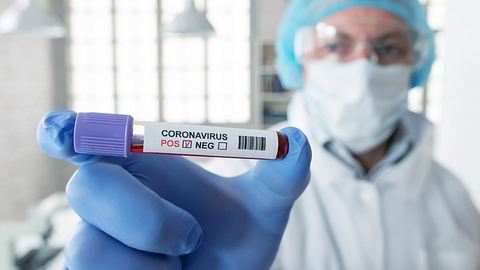 Corona Arzt mit positivem Bluttest - Foto: iStock / valentinrussanov