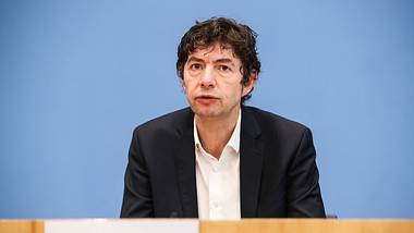Christian Drosten spricht auf einer Pressekonferenz in ein Mikrofon - Foto: imago images / Xinhua