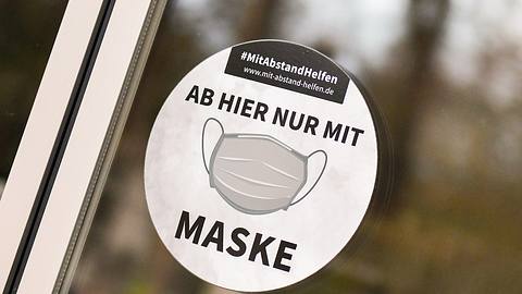 Aufkleber Corona-Maske - Foto: IMAGO/Jan Huebner
