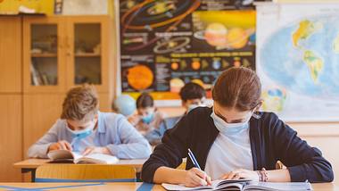 Schüler mit Maske - Foto: iStock/izusek