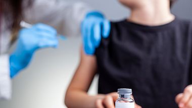 Corona-Impfung bei Kindern deutlich weniger wirksam - Foto: iStock/Grandbrothers