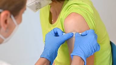 Person bekommt Pflaster nach Impfung - Foto: IMAGO/Sven Simon