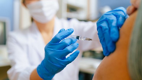 Ein Mann erhält eine Corona-Impfung - Foto: iStock_recep-bg