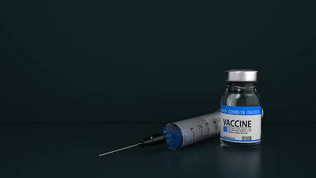 Corona-Vakzin und Impfspritze - Foto: IMAGO/Alexander Limbach