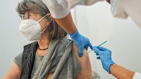 Ältere Frau wird geimpft - Foto: IMAGO/Action Pictures