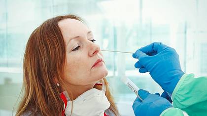 Mediziner nimmt Probe für Coronavirus-Test - Foto: iStock / narvikk
