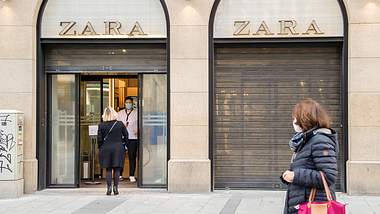 Frauen warten vor Zara - Foto: IMAGO / Alexander Pohl