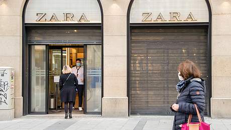 Frauen warten vor Zara - Foto: IMAGO / Alexander Pohl Frauen warten vor Zara - Foto: IMAGO / Alexander Pohl