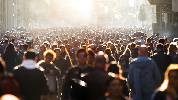 Menschen ohne Maske auf der Straße - Foto: iStock/Hydromet