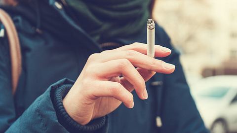 Frau hält Zigarette in der Hand - Foto: iStock / Terroa
