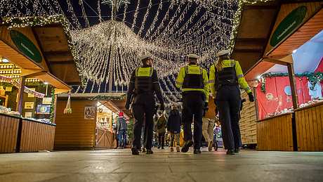 Verschärfte Corona-Regeln über Weihnachten - Foto: IMAGO/Kirchner-Media
