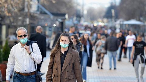 Personen gehen in der Fußgänger-Zone - Foto: istock/jordansimeonov