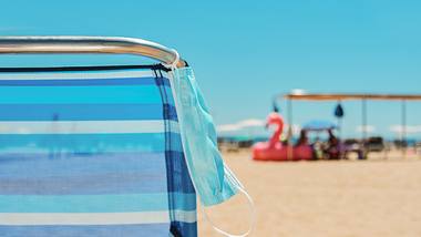 Liege am Strand - Foto: iStock/nito100