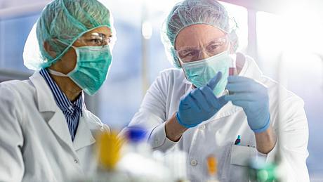 Wissenschaftler untersuchen chemischer Substanzen im Labor - Foto: iStock / skynesher