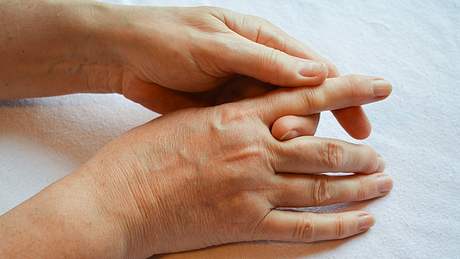 Person hält Finger fest und untersucht - Foto: istock/bubaone