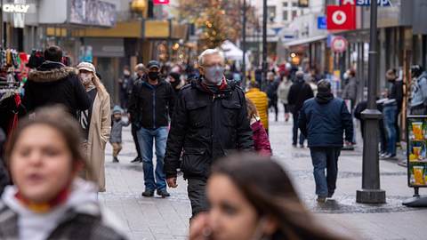 Menschen gehen in der Einkaufsstraße - Foto: imago images/Kirchner-Media