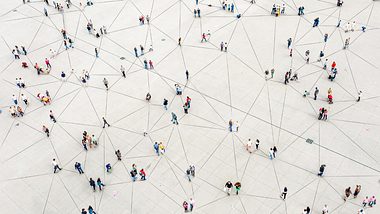 Menschen auf einem Platz - Foto: istock_Orbon Alija