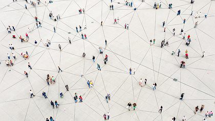 Menschen auf einem Platz - Foto: istock_Orbon Alija